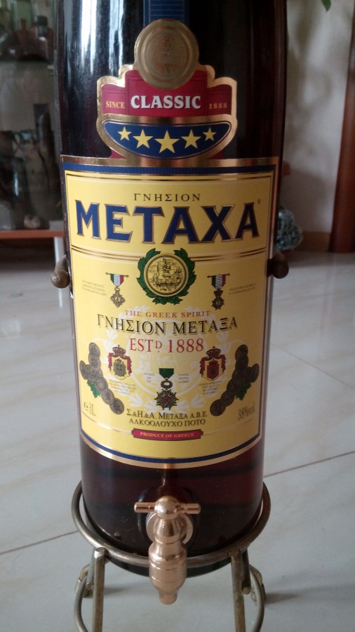 4.5 литра. Бренди Metaxa 3 литра бутылка. Метакса на подставке. Коньяк Метакса 3 литра. Метакса 3 литра с краником.