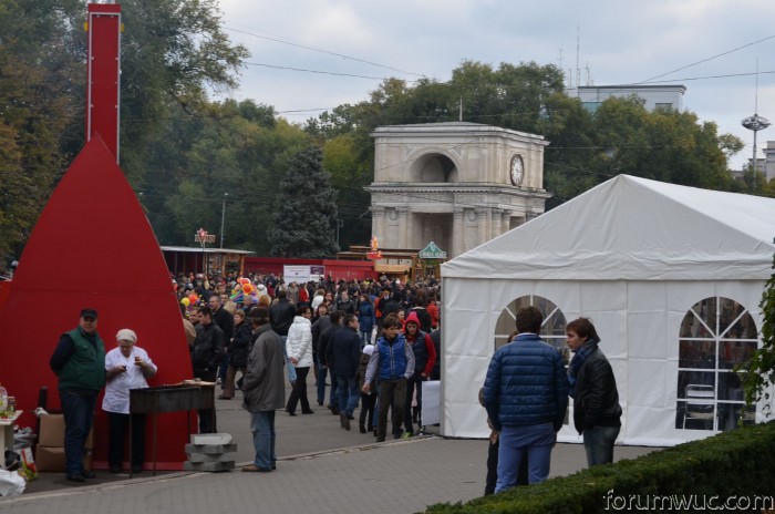 Центральная площадь забитая народом и стендами производителей