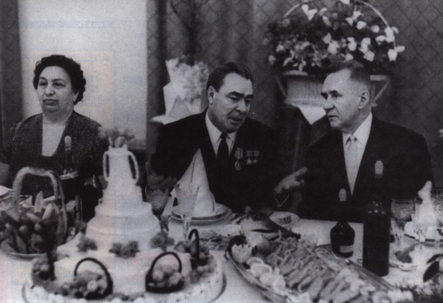 Грузинский 40 лет на столе у Брежнева