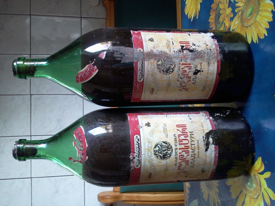 Вино 3 возраста. Аладастури вино. Аладастури вино грузинское. Aladasturi вино. Грузинское вино в большой стеклянной бутылке.
